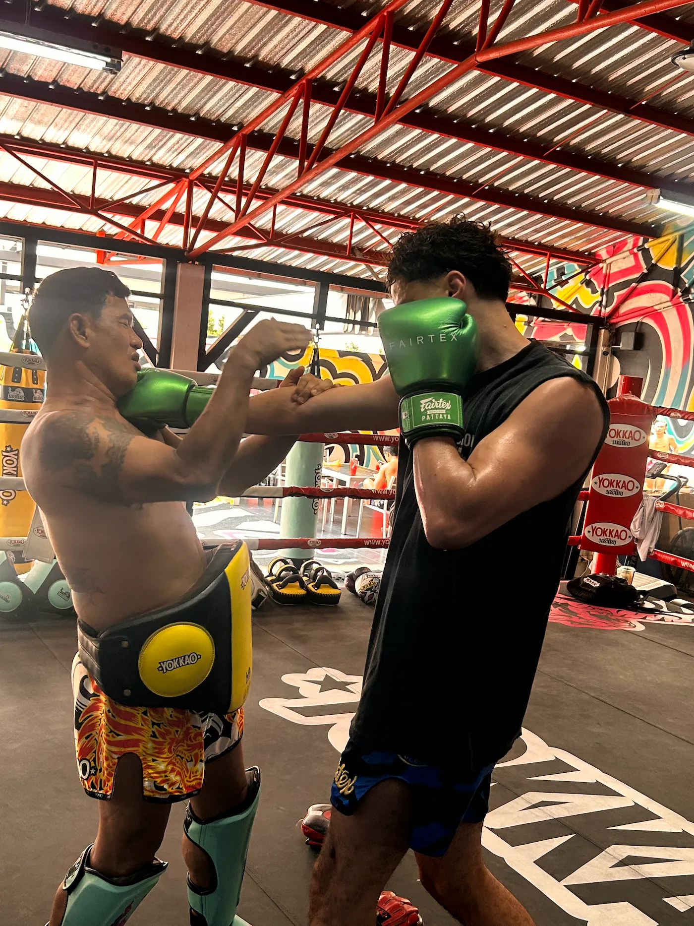 Virgil Boukraa à l'entraînement de Muay Thaï avec son coach