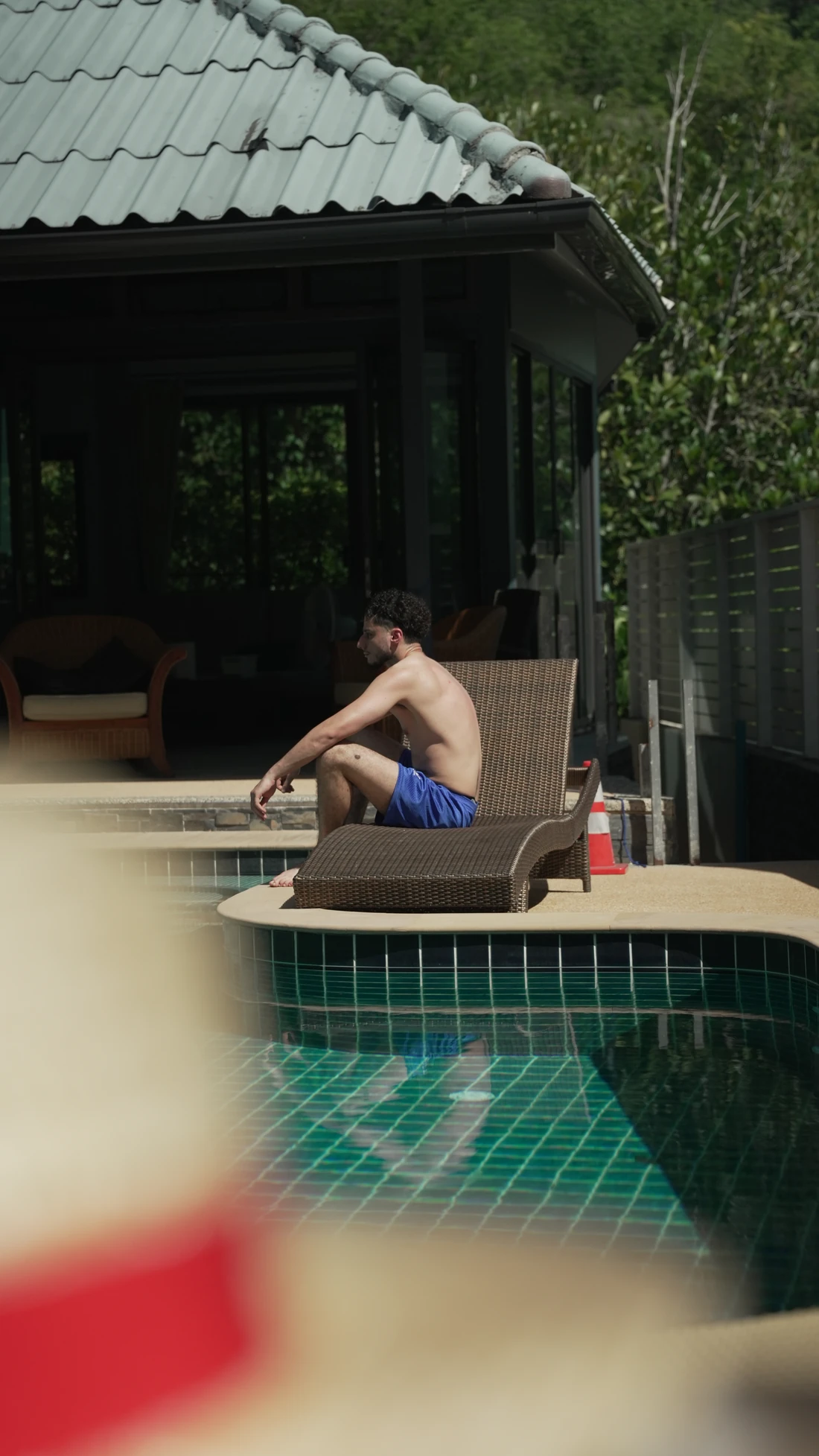 Virgil Boukraa au bord d'une piscine